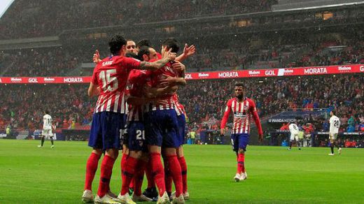 El Atleti retrasa el alirón del Barça unos días más (3-2 al Valencia)