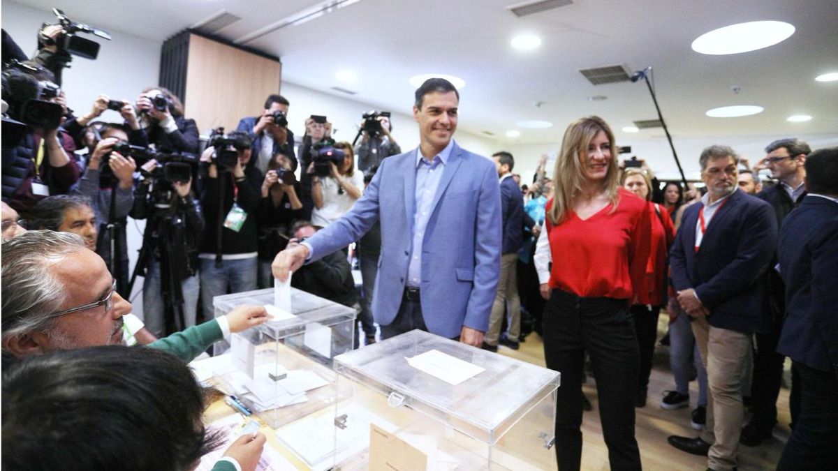 Sánchez, el primer candidato en votar, pide a los ciudadanos "enviar un mensaje claro" en las urnas