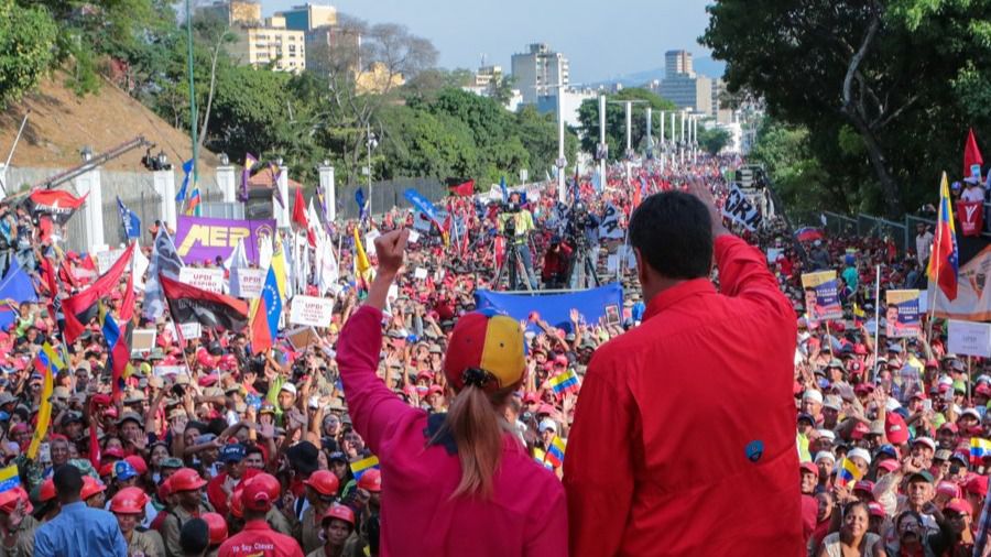 Maduro asegura tener controlado el golpe y pide al Ejército "máxima lealtad"