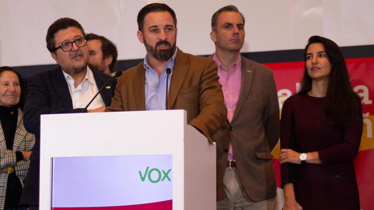 Vox estalla contra Casado por llamarles "extrema derecha" y amenaza con retirar su apoyo en Andalucía