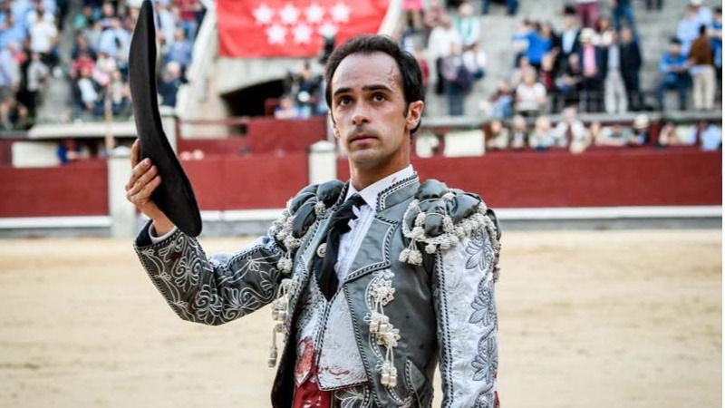 Goyesca del 2 de mayo en Las Ventas: Escribano hace lo más torero y Espada corta una oreja facilonga