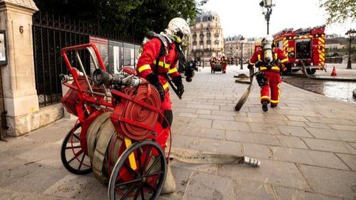 6 bomberos de París, de héroes a sospechosos de una violación en grupo