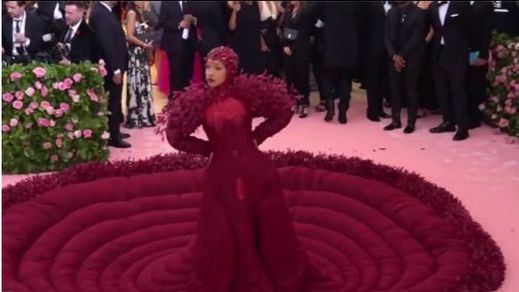 El llamativo desfile sobre la 'alfombra rosa' de la Gala MET