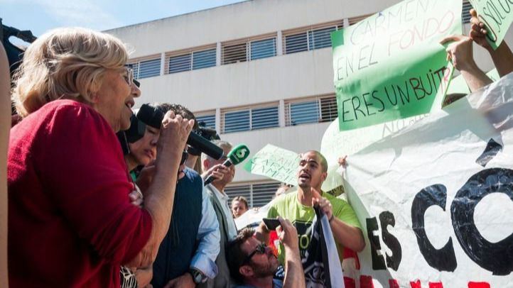 El escrache de activistas antidesahucios a Manuela Carmena