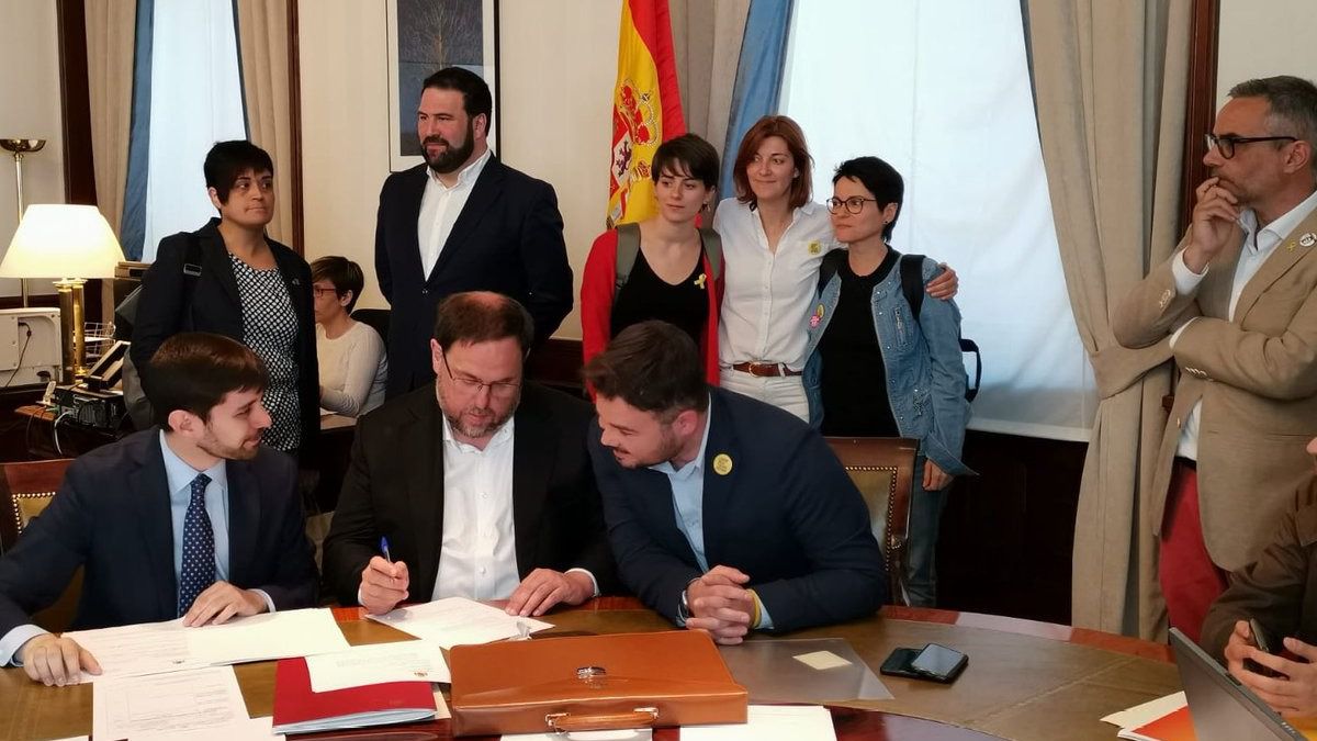 Los presos catalanes firman sus actas de diputados en el Congreso y se saltan las prohibiciones del Supremo