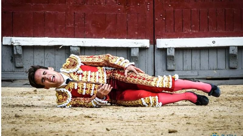 Gonzalo Caballero se duele sobre la arena, de la que no pudo levantarse, tras ser herido por su primer toro