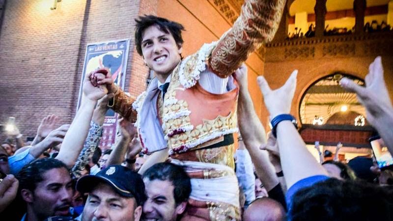Andrés Roca Rey sacado en volandas por la Puerta Grande de Las Ventas