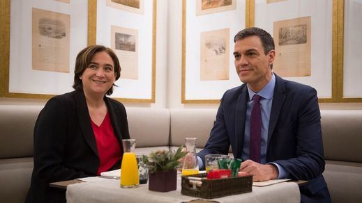 Colau copia a Sánchez la estrategia: se postula para gobernar antes de atar los pactos