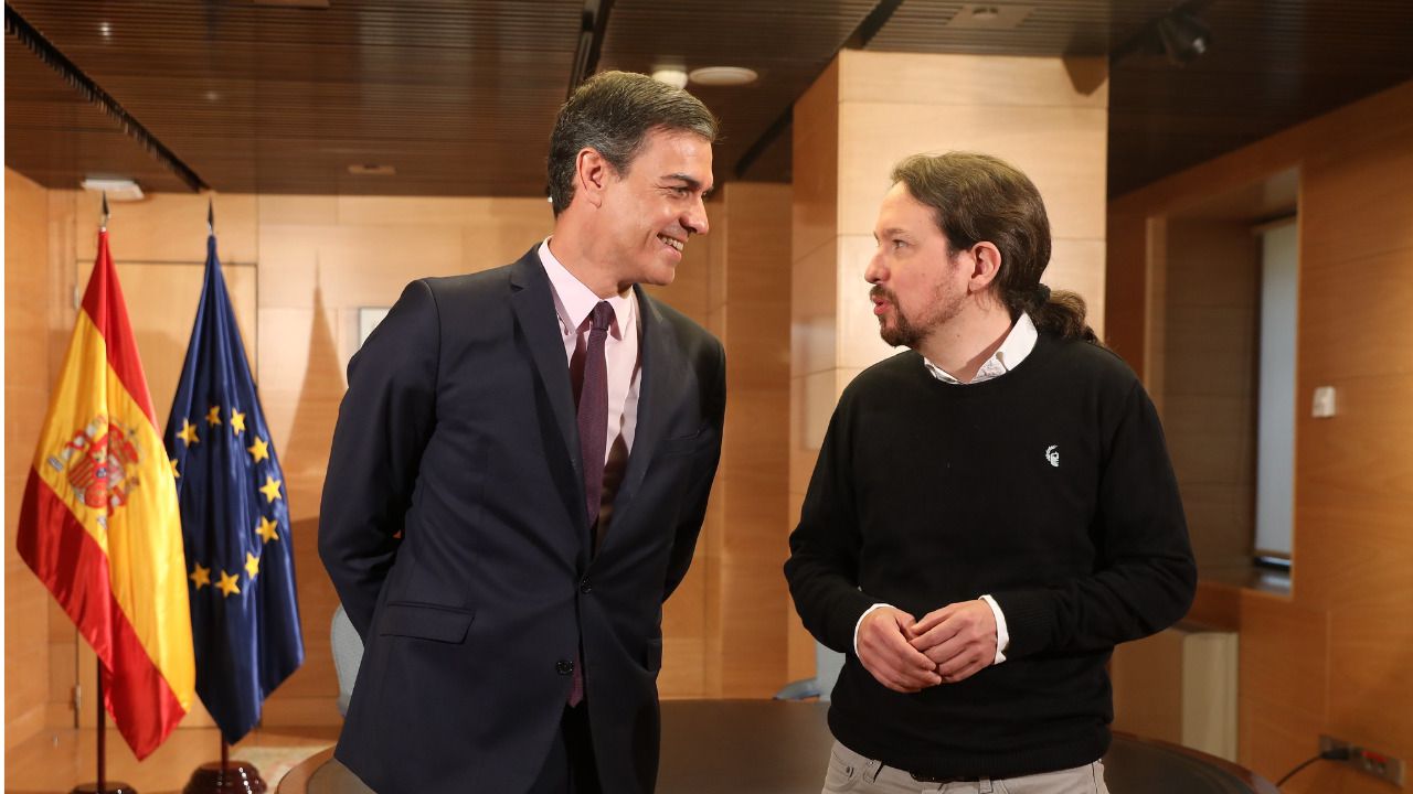 Iglesias sale 'domado' tras la reunión con Sánchez: PSOE y Podemos hablan de un "Gobierno de cooperación"