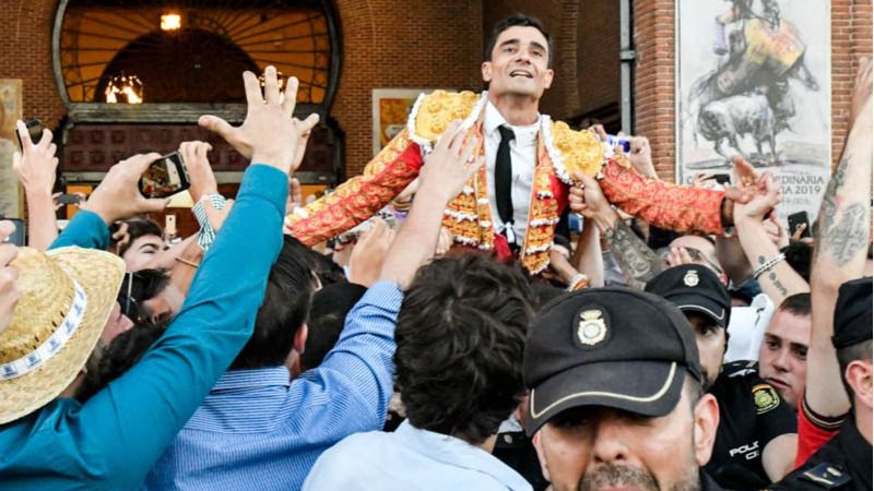 Un emocionadísimo Paco Ureña es sacado a hombros por la Puerta Grande de Las Ventas