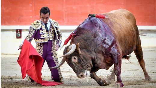 Zahareño, un toro bavísimo, se le escapa a El Fandi, y Aguado es herido grave en un buen encierro de Santiago Domecq