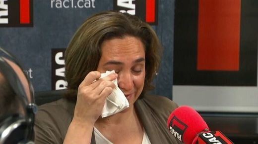 Colau, emocionada, reconoce que estuvo a punto de tirar la toalla