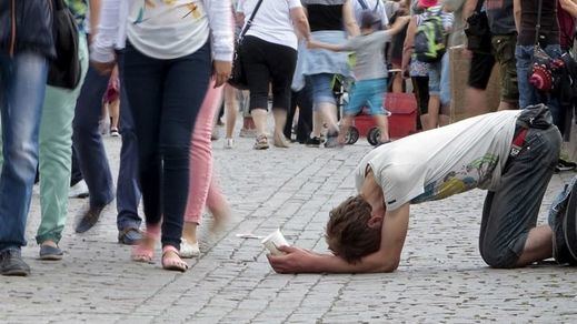 Una renta mínima reduciría más de un 60% la pobreza severa en España