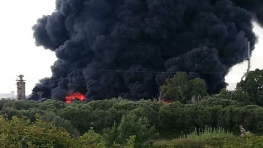 Espectacular incendio en una planta petroquímica de Cádiz