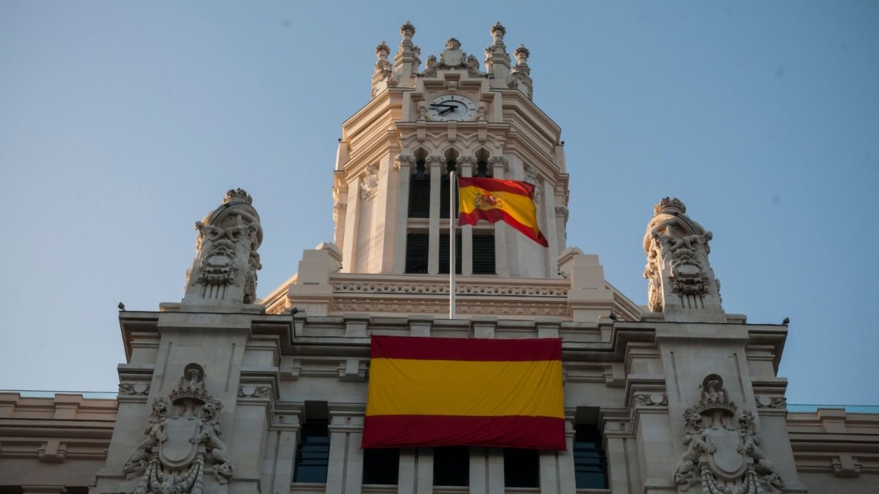El gesto de claudicación de Almeida a Vox: dos banderas de España y la del Orgullo, apartada a una esquina