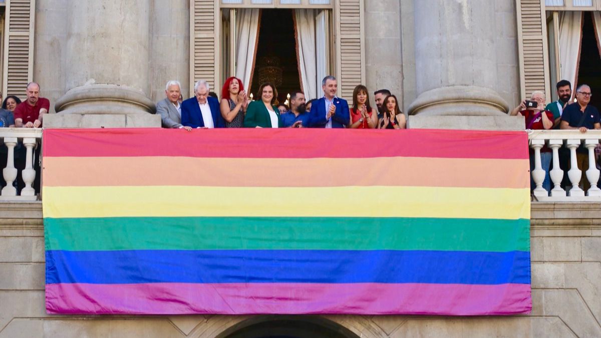 El Ayuntamiento de Barcelona cuelga la bandera LGTBI con pleno protagonismo en su fachada