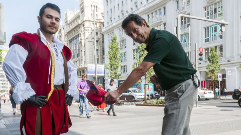 José Soto, que encarna a Garcilaso, y el director Jesús Román, posan en la puerta de la sede de Diariocrítico en la Gran Vía.