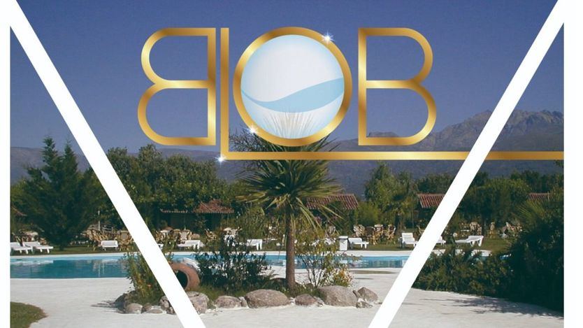 La piscina se viste de blanco al más puro estilo Ibiza
