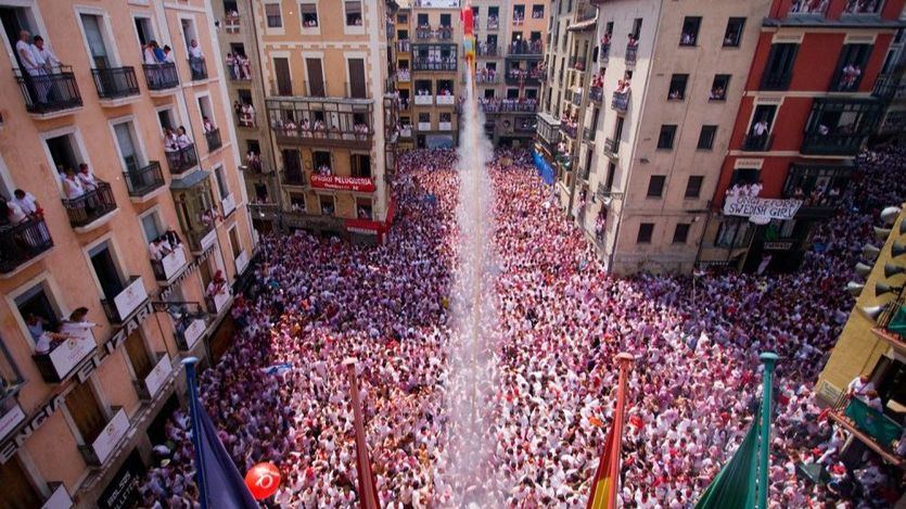 La Policía impide colgar la ikurriña en el Ayuntamiento de Pamplona durante el 'chupinazo'