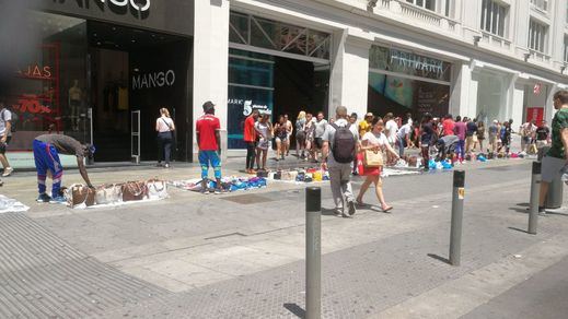 Los manteros continúan con la misma actividad en Madrid que se reprochaba a Carmena