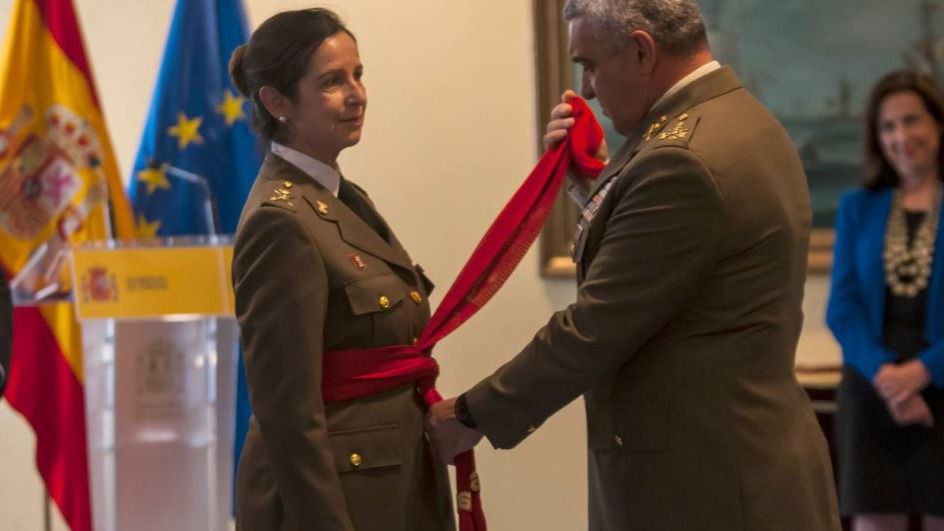 Patricia Ortega, la primera general de las Fuerzas Armadas españolas, recibe el fajín militar