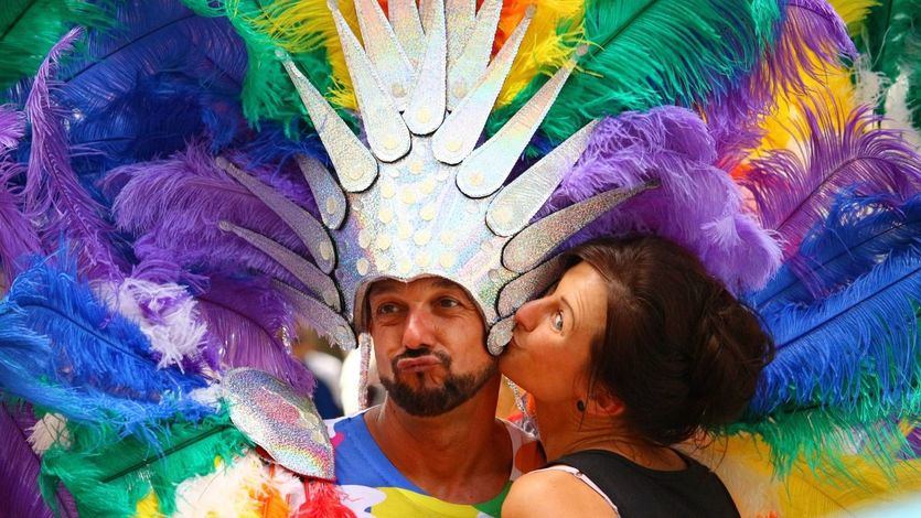 Díaz Ayuso deja ver su verdadera opinión sobre la homosexualidad difundiendo un artículo que la califica de problema