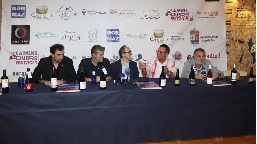 Carlos Martín, en el centro, durante la presentación del Festival