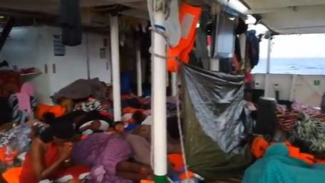 El Open Arms sigue bloqueado con 121 personas a bordo, de ellas, más de 30 son niños y bebés