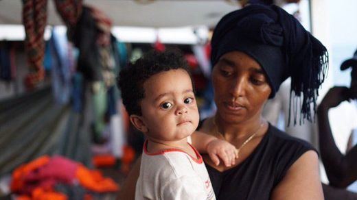 El 'Open Arms' pide permiso a Italia y Malta para evacuar a los dos bebés a bordo
