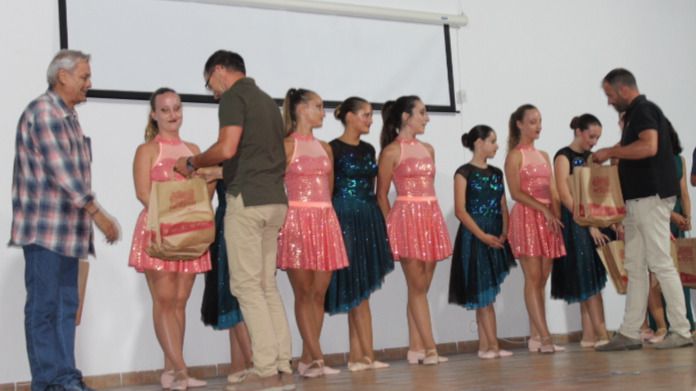 El alcalde y José Ángel entregan regalos a las bailarinas de Terpsícore y al actor Miguel Ángel Gallardo