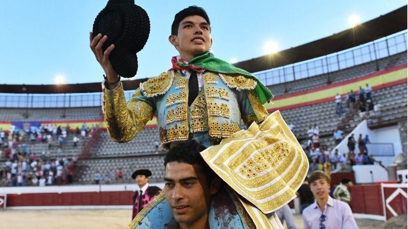 Fonseca es paseado a hombros antes de salir por la Puerta Grande de La Corredera