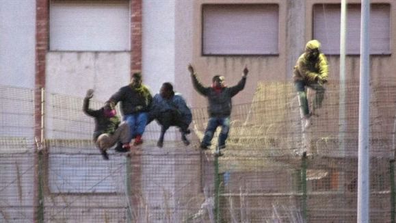 El Gobierno socialista quiere cumplir su compromiso de retirar las concertinas de Ceuta y Melilla... si sigue en el poder