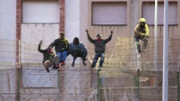 El Gobierno socialista quiere cumplir su compromiso de retirar las concertinas de Ceuta y Melilla... si sigue en el poder