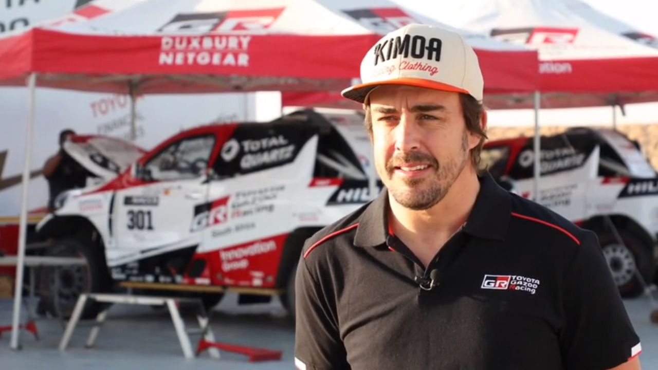 Fernando Alonso ya prueba su Toyota para su debut en el Dakar