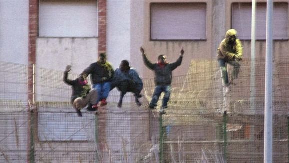 Primer salto masivo del año de inmigrantes a la valla fronteriza de Ceuta