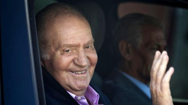 El rey Juan Carlos abandona el hospital una semana después de su operación