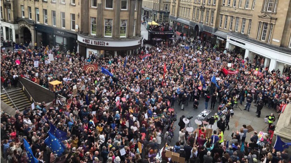 Multitudinarias protestas en Reino Unido contra el "golpe" de Boris Johnson
