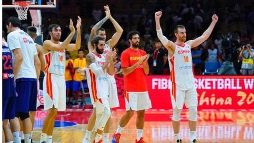 España vence a Serbia y llega a cuartos del Mundial como líder de su grupo