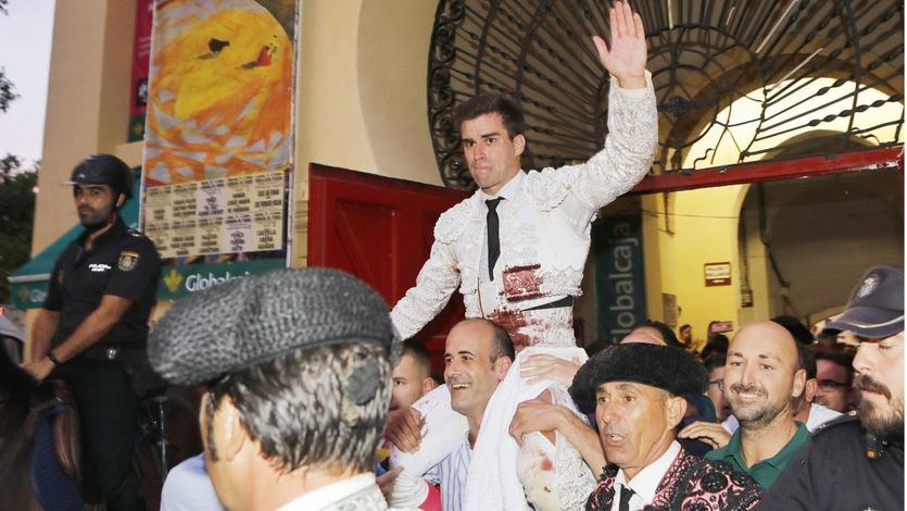 Rubén Pinar es sacado a hombros por la Puerta Grande de la plaza de Albacete