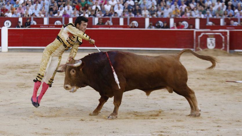 Ceistián Pérez realiza la suerte de matar sin muleta a su segundo novillo.