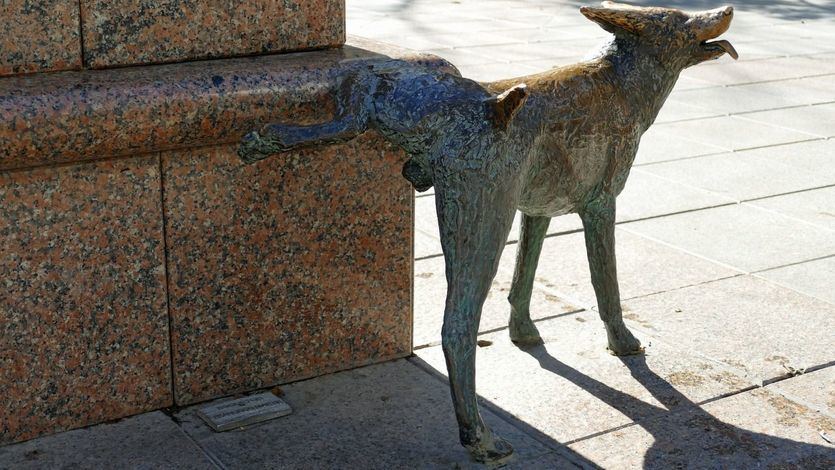 Estatua de perro orinando