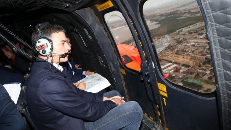 Pedro Sánchez en helicóptero visitando la zona afectada por la Gota Fría