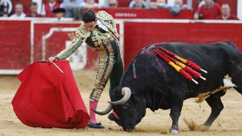 Sergio Serrano muletea a su segundo toro,con el que realizó una gran faena.