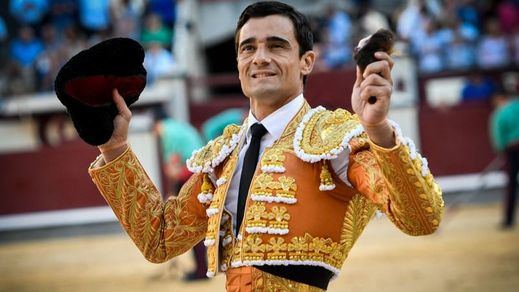 Paco Ureña pasea feliz la oreja que obtuvo de su primer bicorne.