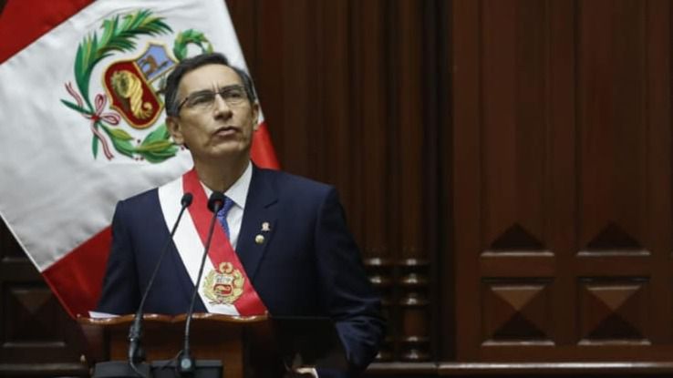 El presidente de Perú disuelve el Congreso, la oposición le incapacita y nombra una presidenta interina