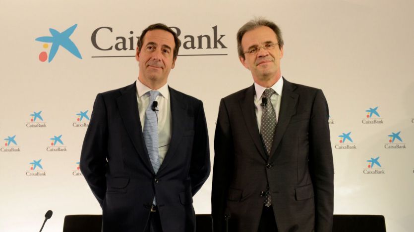 El presidente de CaixaBank, Jordi Gual (dcha), y su consejero delegado, Gonzalo Gortázar