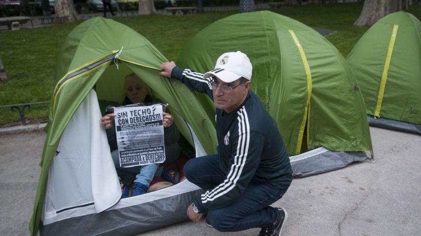 Almeida desaloja a todos los 'sin techo' que estaban acampados en el Paseo del Prado
