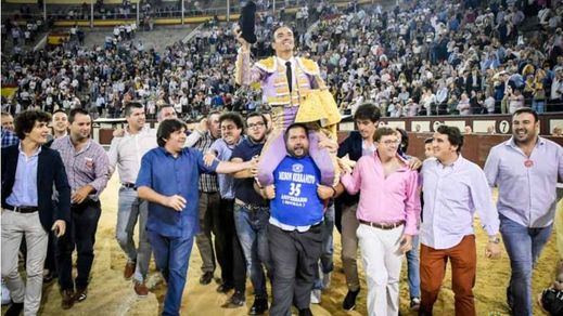 Vuelta al ruedo a hombros de El Cid al término de la corrida.