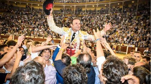 Apoteósica salida a hombros de Ferrera tras su sensacional tarde en Las Ventas.