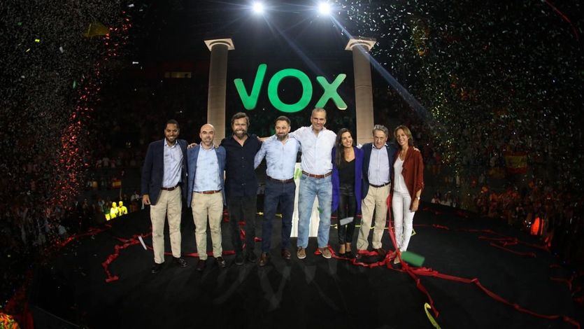 A Vox le daban por muerto, pero se mantiene o sube en las encuestas y brilla en Vistalegre